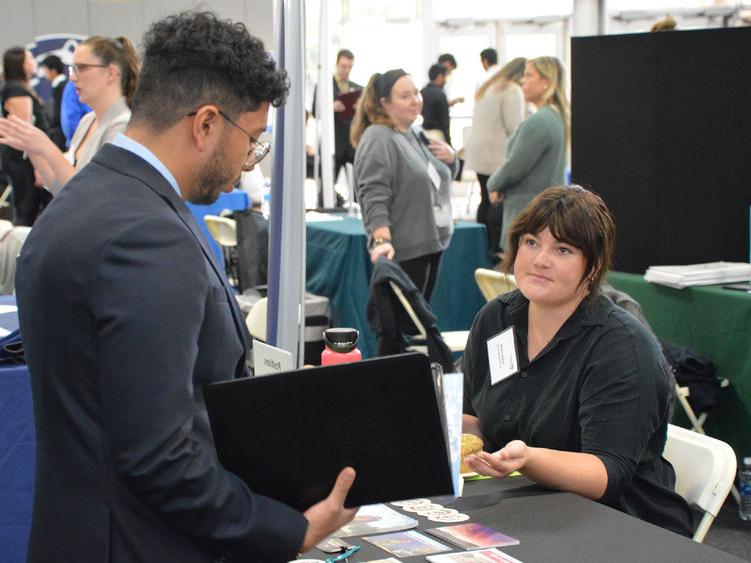 Recruiter and 宾州州立大学阿宾顿分校 student at the fall 2023 career fair